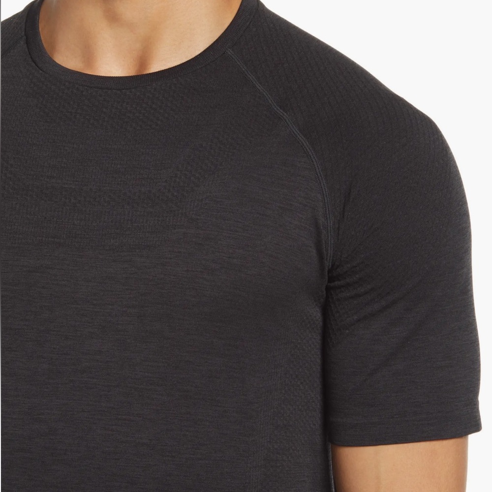Like New Alo Yoga Men's Amplify Seamless Performance Shirt - Black - Medium​ - Picture 4 of 6